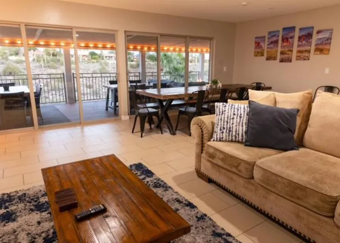 The Views, Heated Pool And Spacious Holiday home *